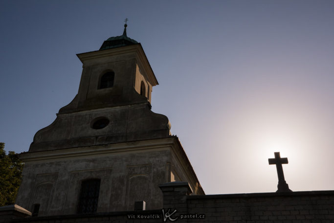 Simple Exercise to Improve a Photo Composition: a detail shot with the sun hidden behind a cross.