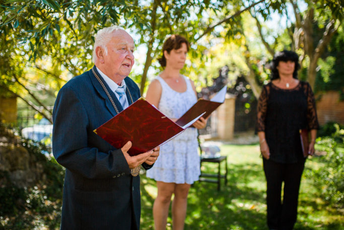 Photographing wedding kisses: wedding with an interpreter.