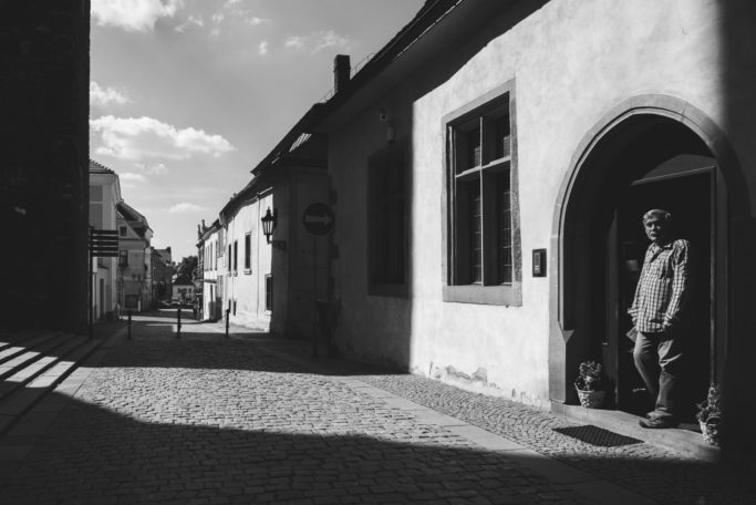 Improve your black and white pictures: light and shadows in the street.