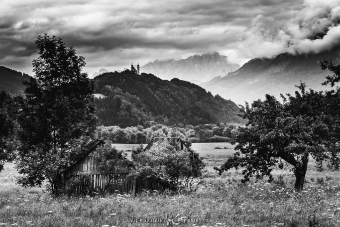 Photographing landscapes in rain and shine: picture in black and white.