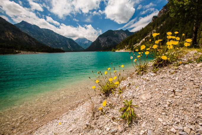 Photographing landscapes in rain and shine: photo with a short exposure and higher ISO.