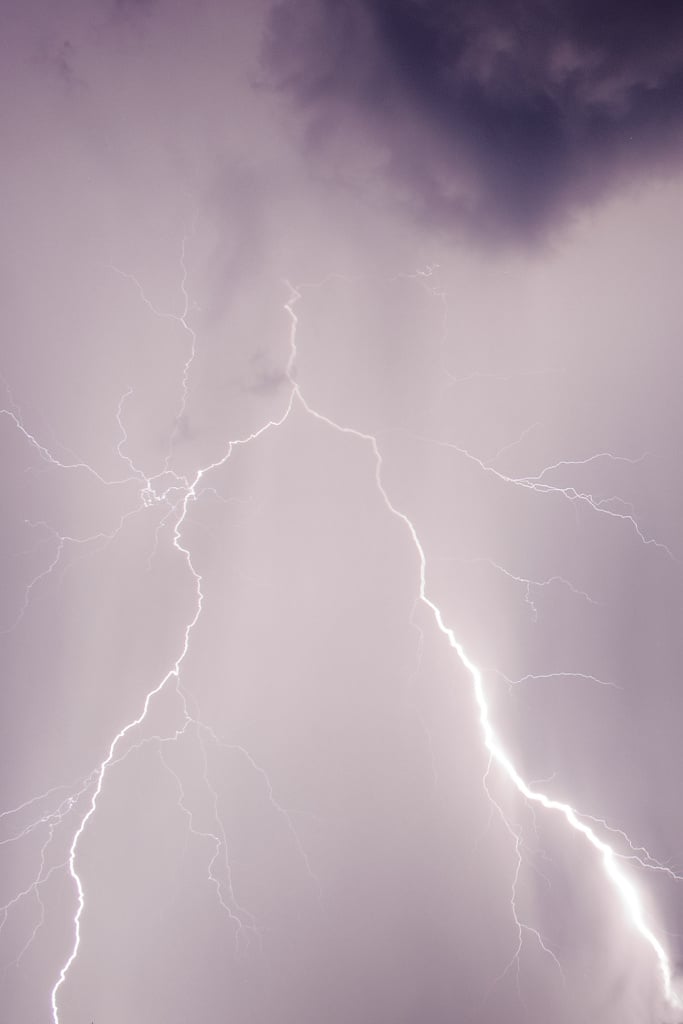How to photograph lightnings: lightning in the clouds.