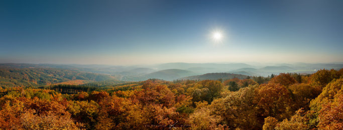 Photographing landscapes in rain and shine: panorama with a clear sky.