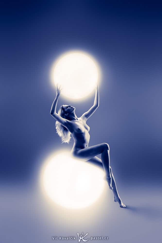 Nude photography: experiment with balls.