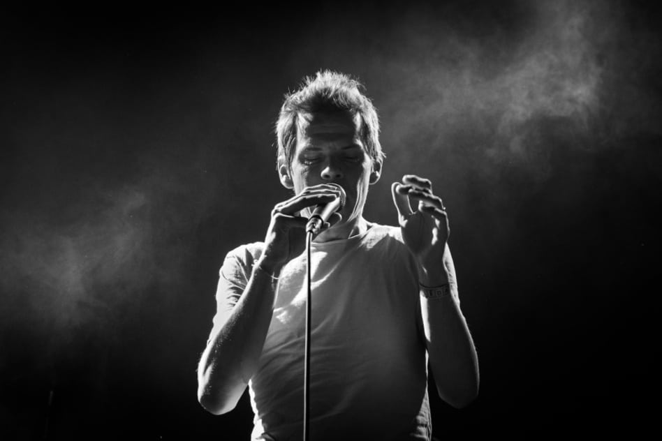 How to Photograph Concerts - black and white, Zrní