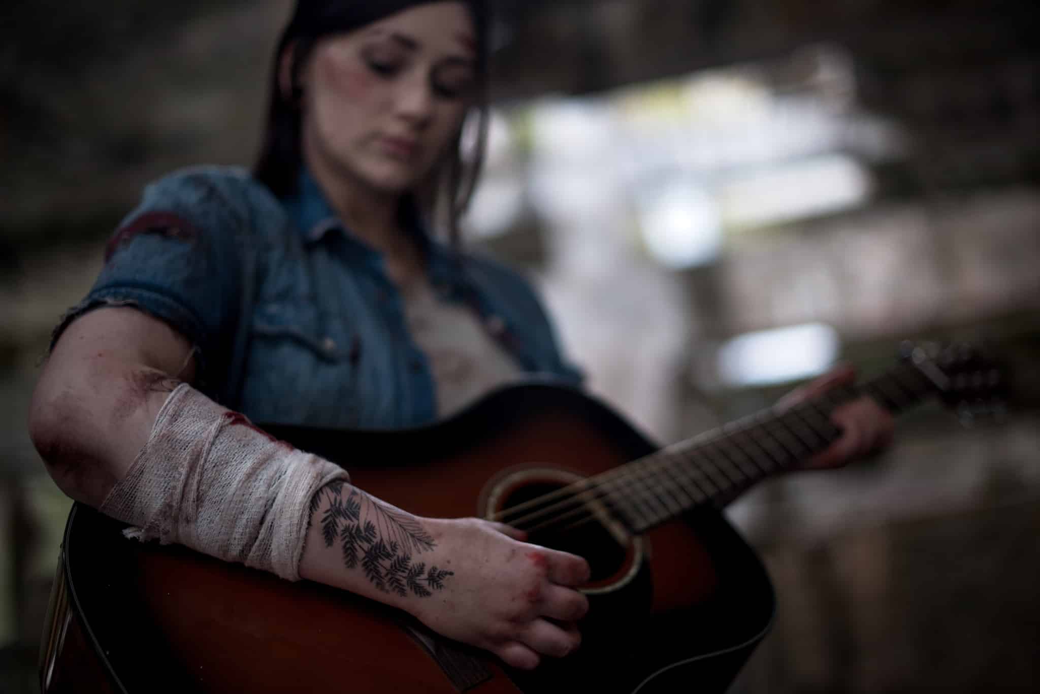 How to Photograph a Cosplay - Ellie cosplay, tattoo and guitar