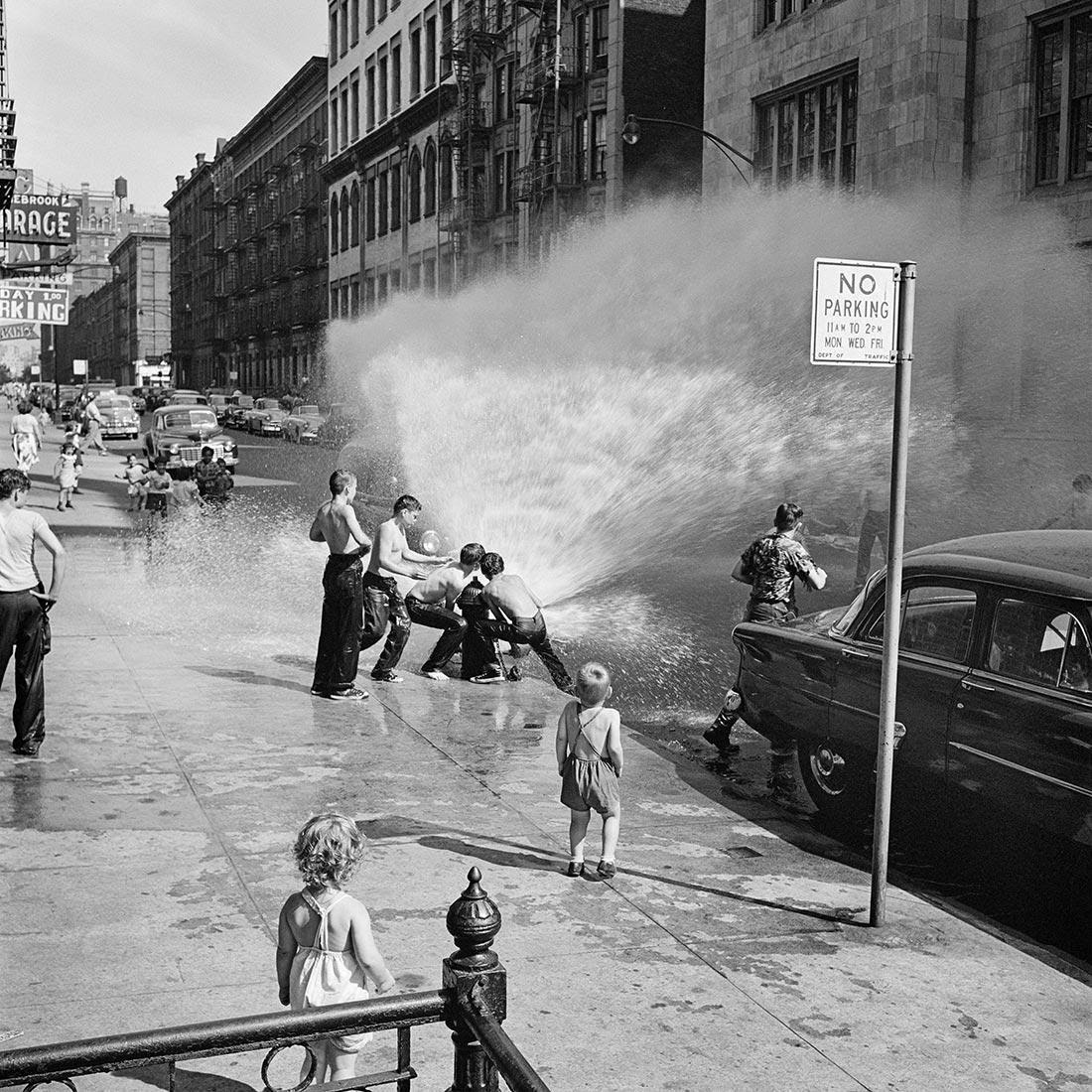 8 Clues to Better Street Photography in the Works of Vivian Maier