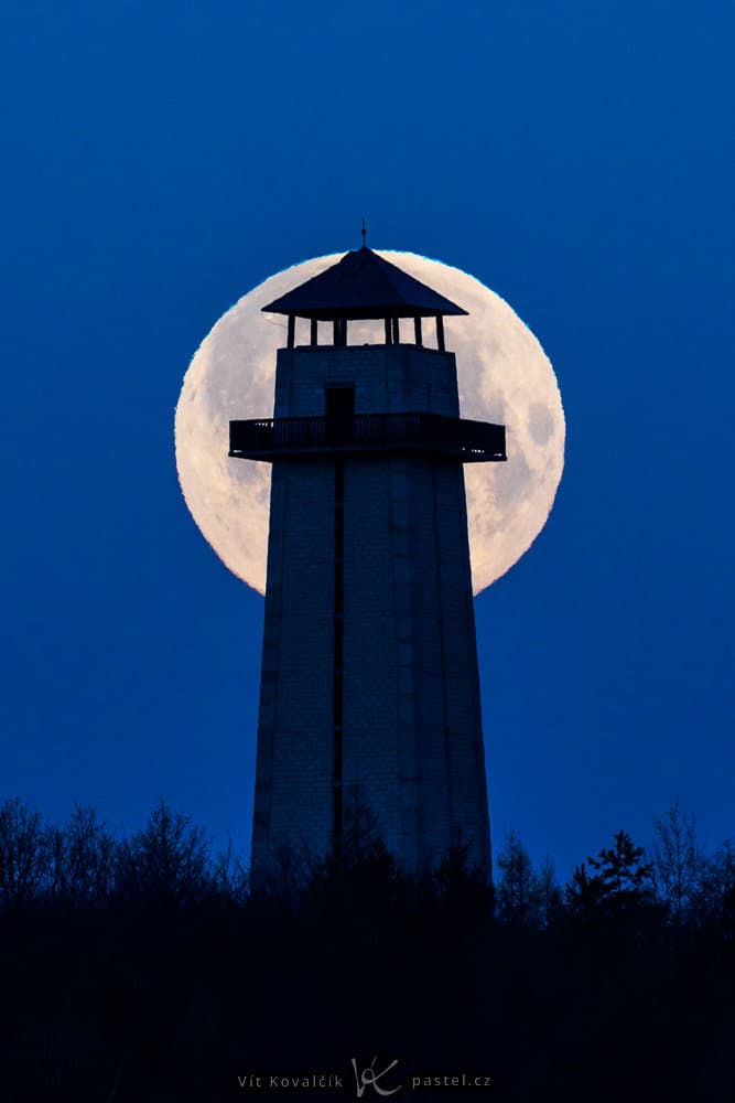 How to photograph the Moon – landscape photography