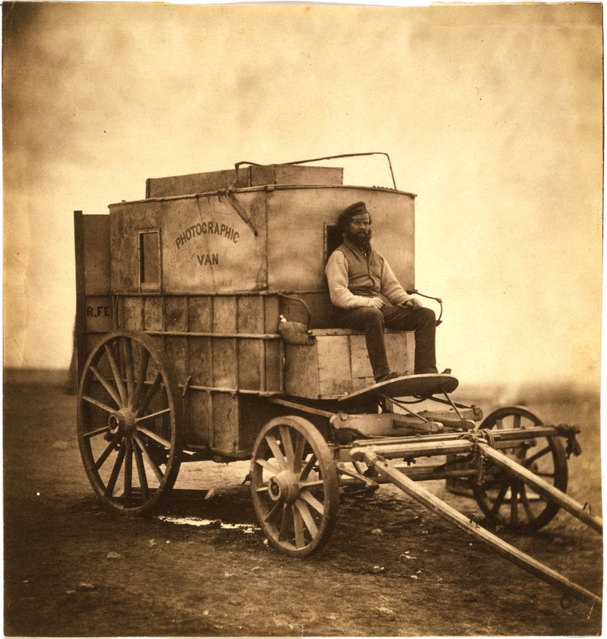 Photography in the trenches of war - 5 famous war photographers