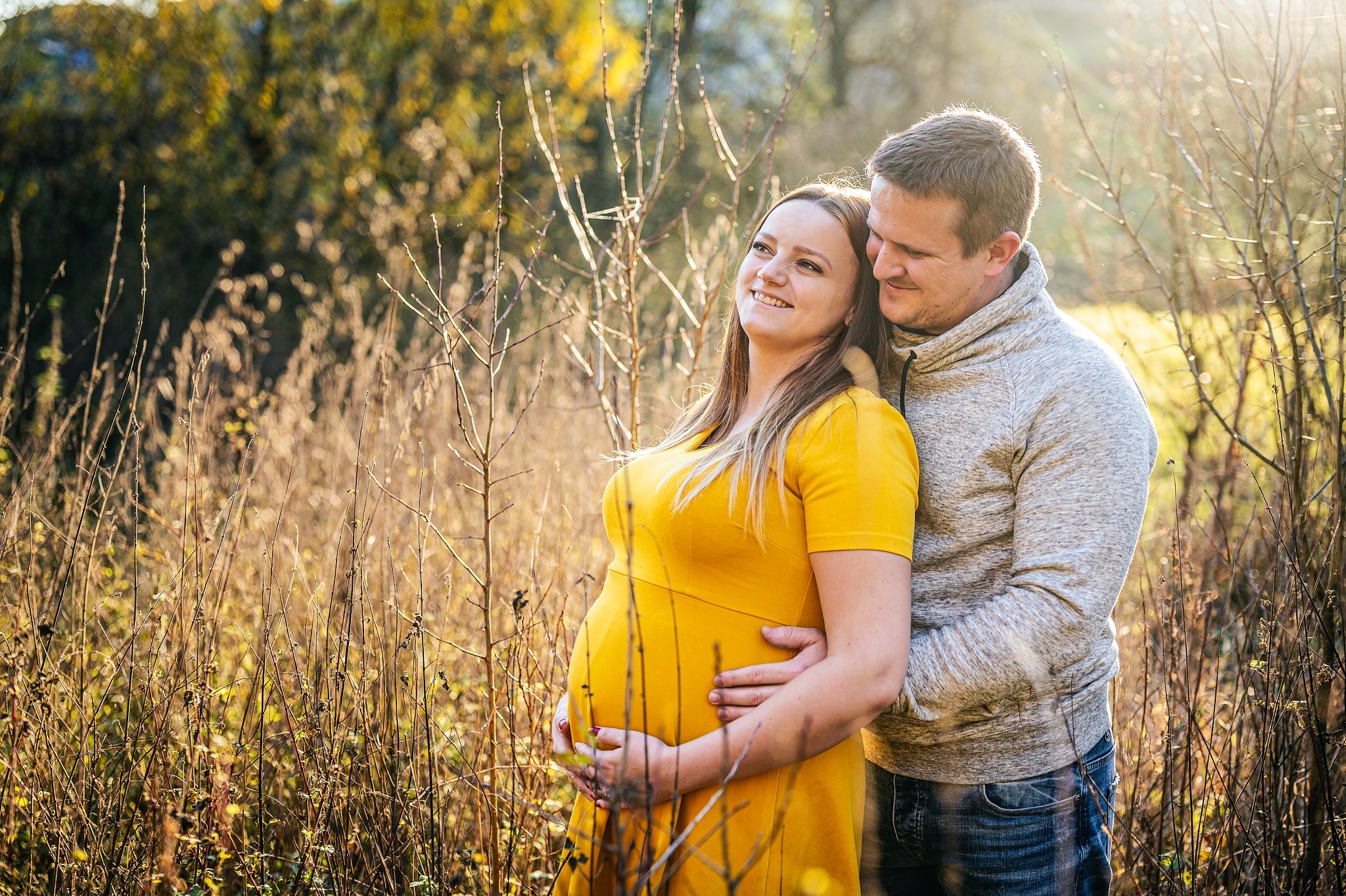 How to Do a Maternity Photoshoot - Plan, Choose the Right Poses, and Get the Whole Family Involved 
