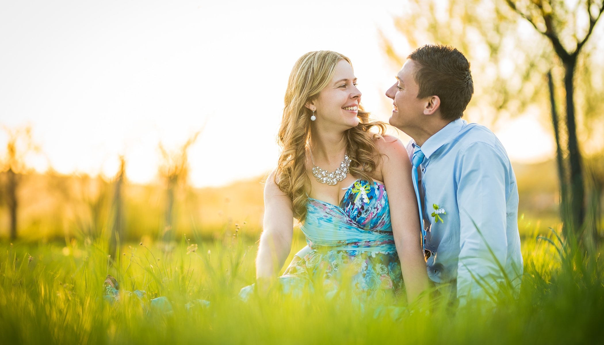 How to do a Couples Photoshoot: Romance, Coordinated Colors, and Smiles