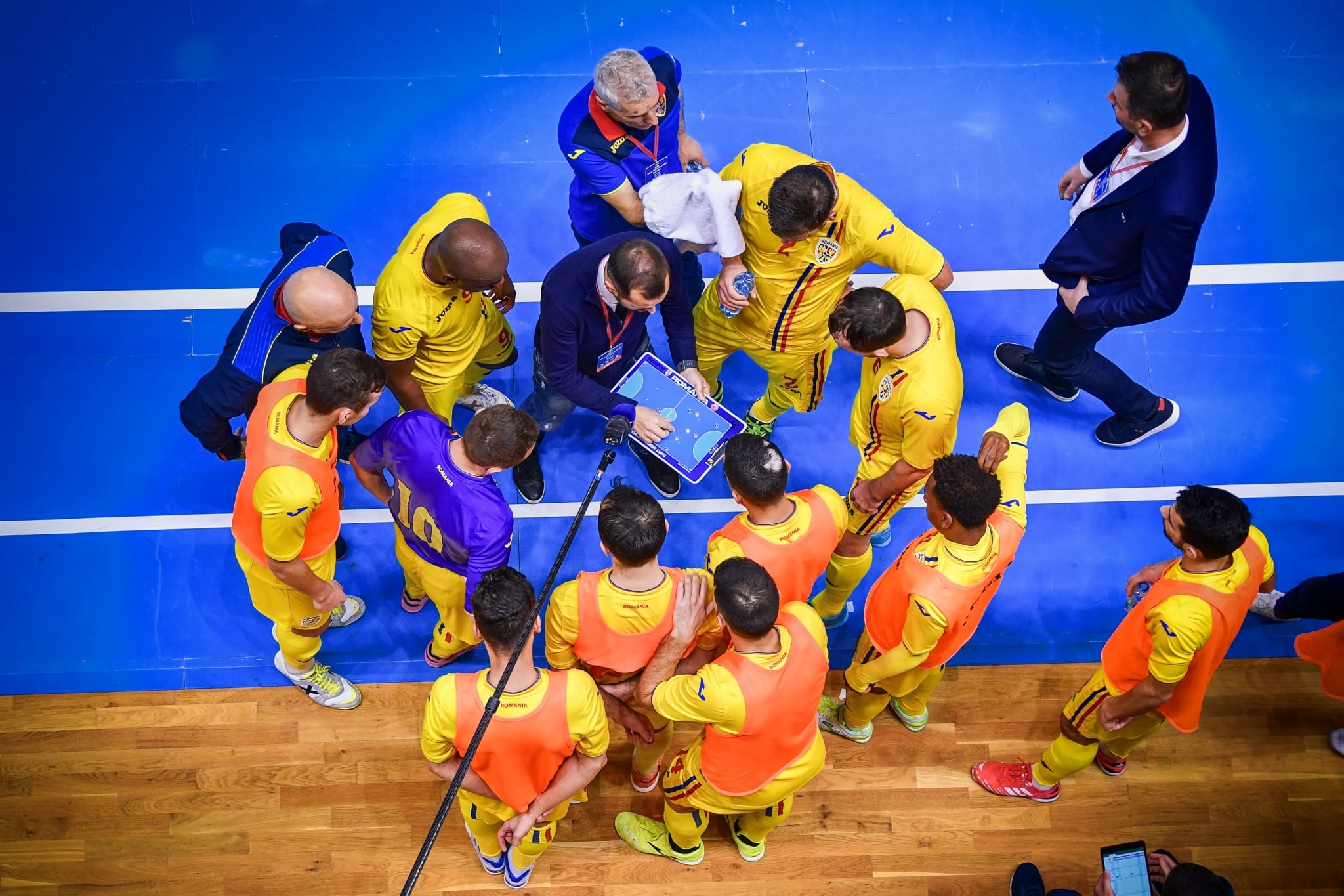 How to photograph in the sports hall: dress properly and cover your camera