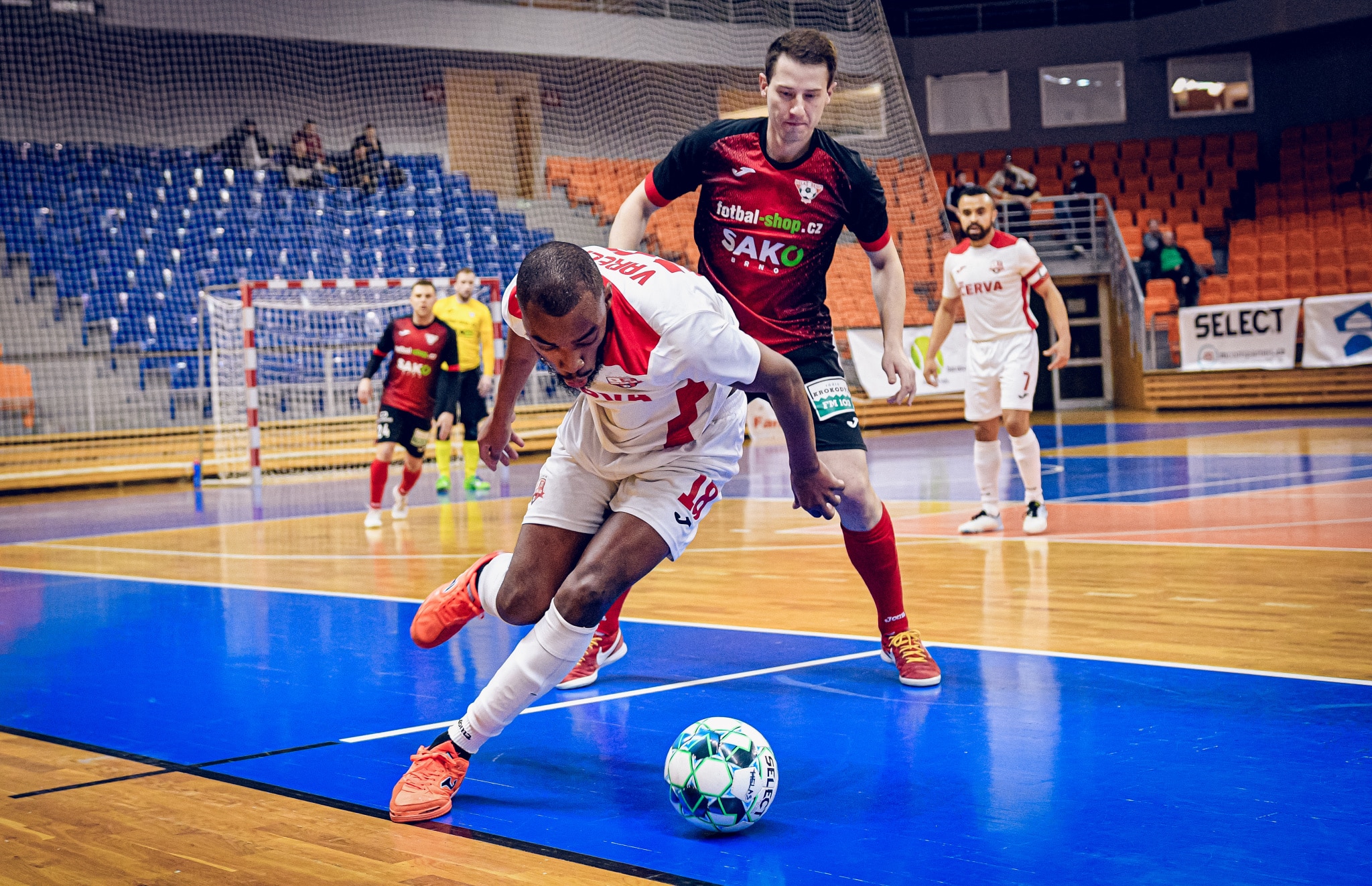 How to photograph in the sports hall: dress properly and cover your camera