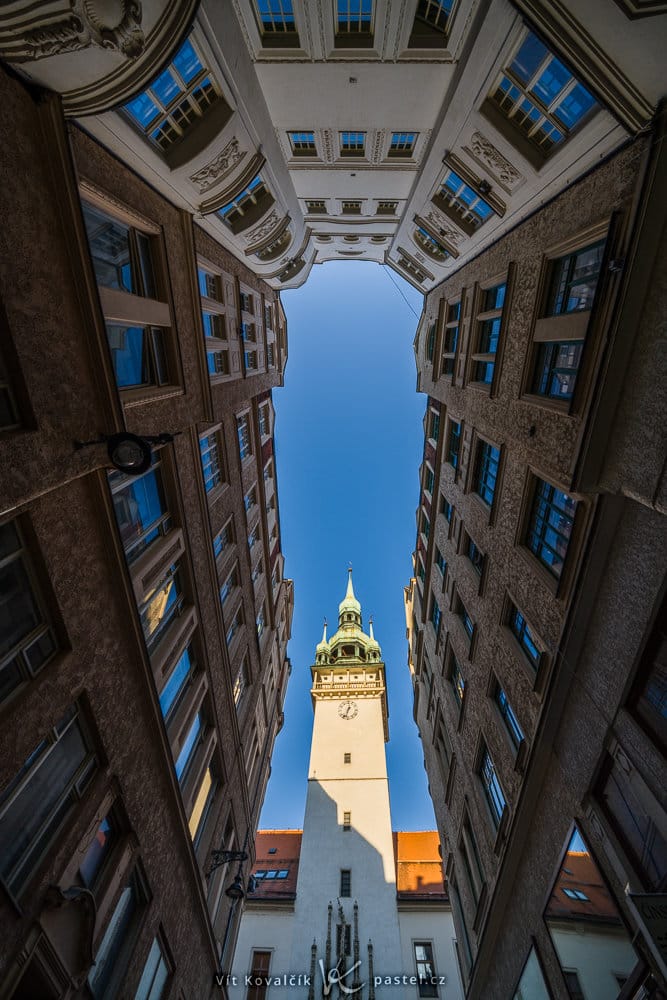 Sony 12-24/4 Lens Review, town hall