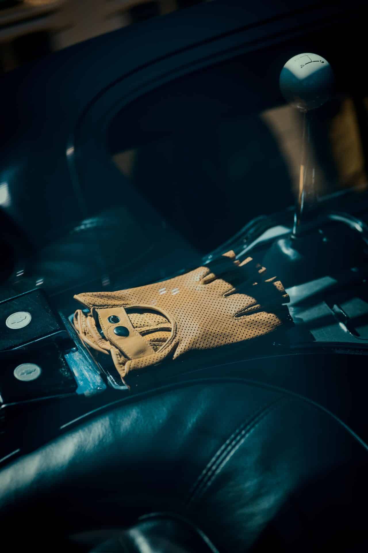 car photo, galerie, Leather gloves belong in a sports car.