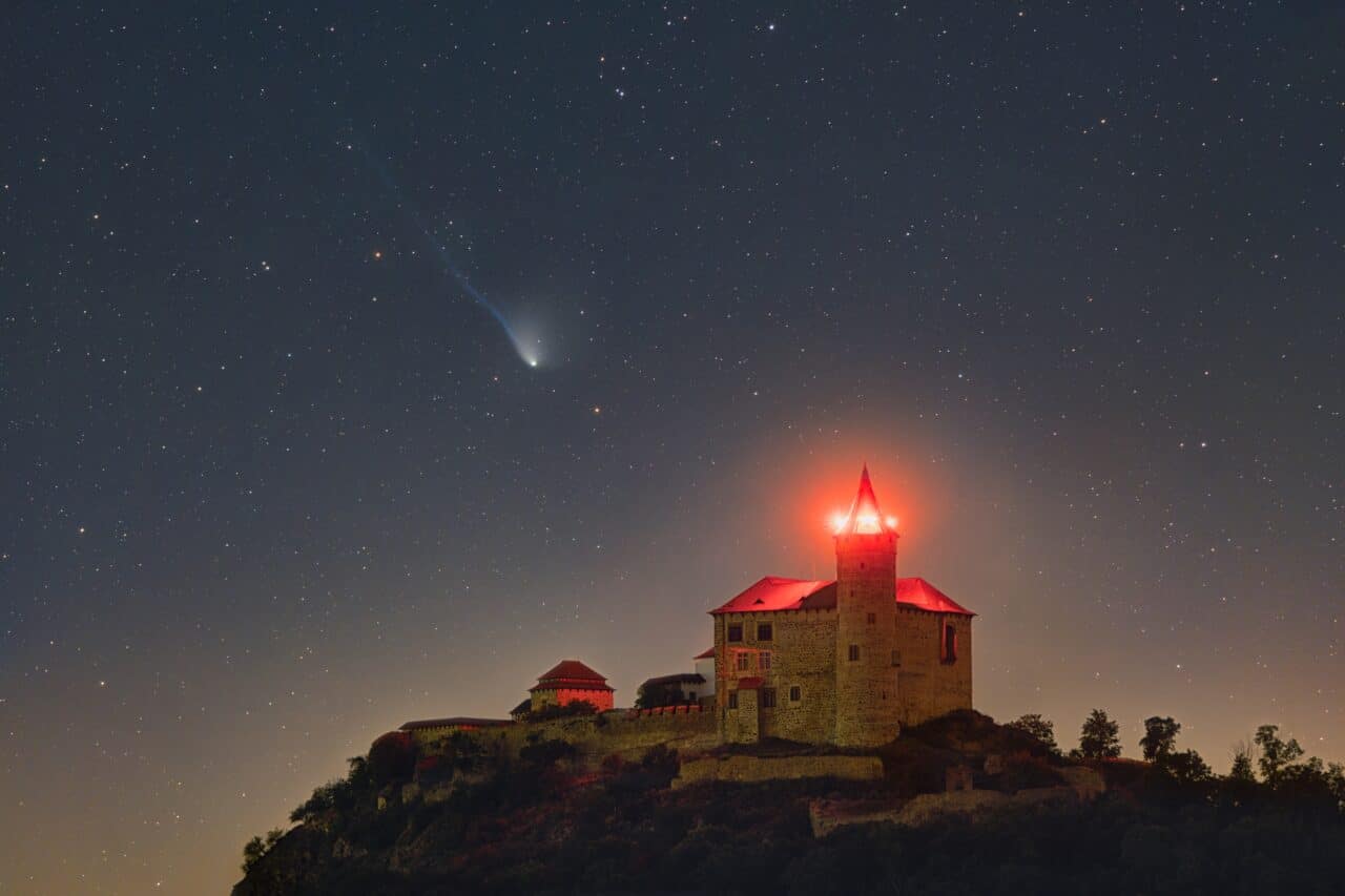 Interview with Petr Horálek, Comet 13/P Olbers behind Kunětice Mountain in Pardubice.